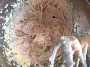 然后加入用红曲米粉混均匀的奶油搅拌