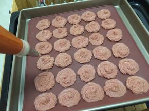 还做了一盘草帽型的饼干，只能说挤饼干是一种苦力活