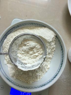 低筋面粉、玉米淀粉、高筋面粉过筛