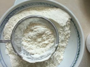 低筋面粉、玉米淀粉、高筋面粉过筛