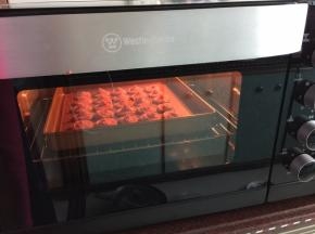 烤箱预热后放入烤箱中层以上下火190摄氏度烤20分钟