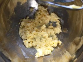 黄油室温软化后用打蛋器捣碎