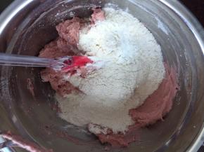 再倒入剩下的面粉