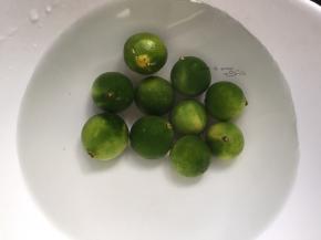 把小金桔的外表用盐搓洗一下