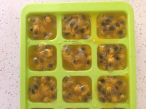 放入冰格中，冷冻