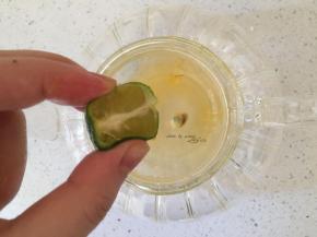 小金桔对半切开，一半挤出汁入壶内