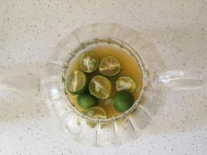 剩下的切开，放入壶中