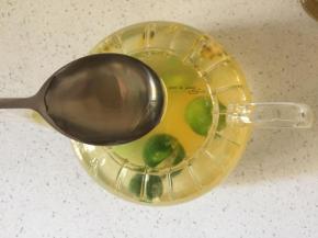 加入适量蜂蜜、也可以加一点没有冷冻的百香果果肉