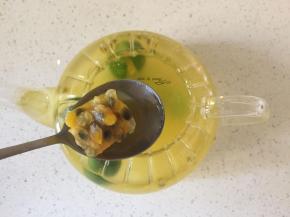 将冷冻的百香果冰块加入，搅拌一下即可。