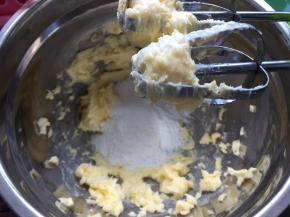 捣碎后用打蛋器打至蓬发，再加入糖粉