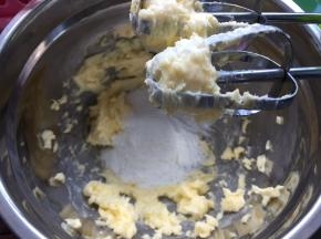 捣碎后用打蛋器打至蓬发，再加入糖粉