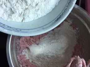 然后加入过筛的面粉，倒入一半搅拌