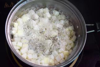 把茭白丁放沸水中淖烫半分钟，捞出沥去水分