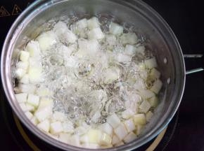 把茭白丁放沸水中淖烫半分钟，捞出沥去水分