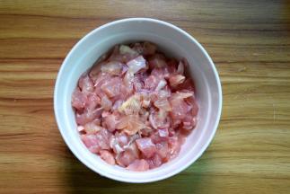 鸡腿去骨去皮，加料酒和油拌匀，再加少许盐和淀粉拌均匀腌制10分钟