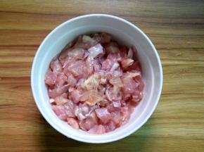鸡腿去骨去皮，加料酒和油拌匀，再加少许盐和淀粉拌均匀腌制10分钟