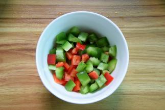 青红椒分别切成差不多大小的小丁