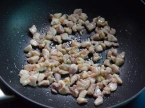 热油锅，倒入鸡丁滑炒至变白盛出