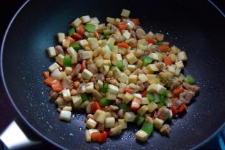 最后加入椒丁，加盐调味炒匀就好了