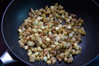 倒入鸡丁，加酱油翻炒均匀