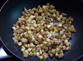 倒入鸡丁，加酱油翻炒均匀
