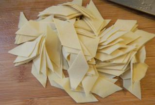 将豆皮切成菱形片；