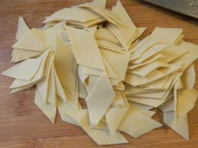 将豆皮切成菱形片；