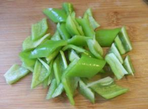 将尖辣椒切成两性片；