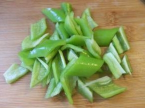 将尖辣椒切成两性片；