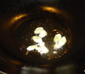 炒锅内倒入油，放入葱花炒香；