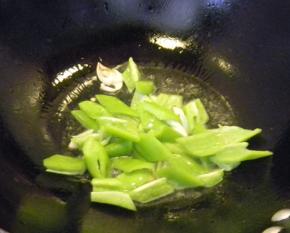 放入尖辣椒煸炒；