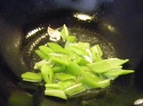 放入尖辣椒煸炒；