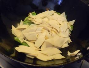 再放入干豆腐皮翻炒，因为干豆皮比较干，所以加入少量的水，炖煮一下，淋上水淀粉，勾薄芡，淋上香油即可。