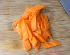 将胡萝卜斜刀切片；