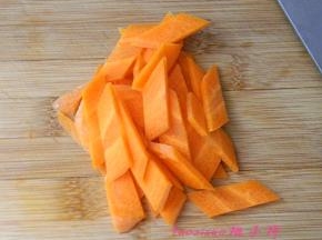 将胡萝卜斜刀切片；