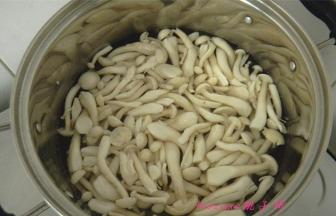 将海鲜菇入煮锅内焯烫；