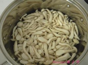 将海鲜菇入煮锅内焯烫；