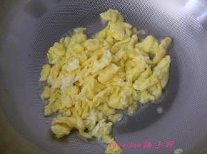 将鸡蛋炒散；