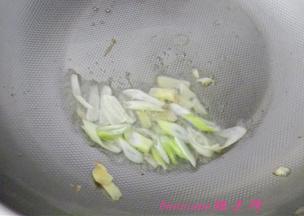 炒锅内放入食用油、放入葱姜炒香；