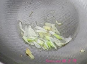 炒锅内放入食用油、放入葱姜炒香；