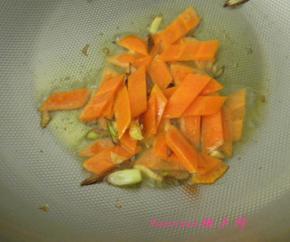 放入胡萝卜片煸炒；