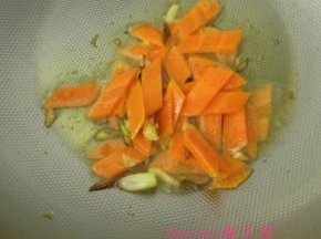 放入胡萝卜片煸炒；