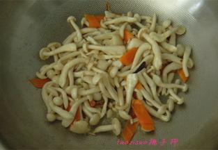 放入焯烫好的海鲜菇煸炒；
