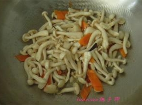 放入焯烫好的海鲜菇煸炒；