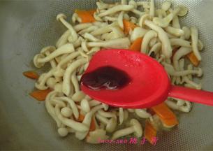 放入蚝油、白糖、食盐翻炒；