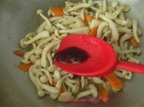 放入蚝油、白糖、食盐翻炒；