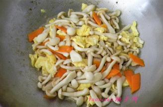 再放入炒好的鸡蛋，翻炒后即可。