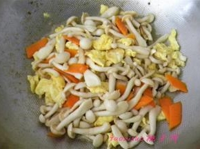 再放入炒好的鸡蛋，翻炒后即可。