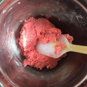 用刮刀翻拌至无面粉颗粒