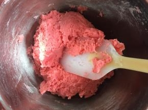 用刮刀翻拌至无面粉颗粒